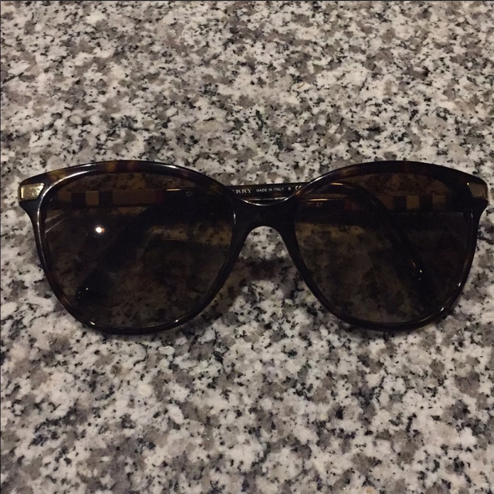 Women’s Burberry sunglasses with case!